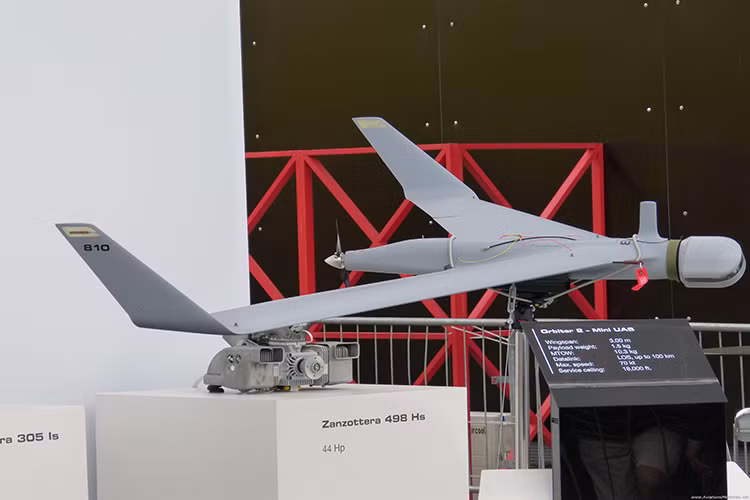 Thời gian qua, Quân đội Nhân dân Việt Nam đã mua và đưa vào trang bị khá nhiều hệ thống UAV tiên tiến từ Đức, Thụy Điển, Mỹ, Israel và tương lai gần là một số UAV từ Belarus nhằm đa dạng hóa nguồn cung cũng như công nghệ cho loại phương tiện đặc biệt này. Và sau đây là một số loại máy bay không người lái đang có mặt trong biên chế của Quân đội Nhân dân Việt Nam hiện nay. Nguồn ảnh: AviationsMilitaires.net.