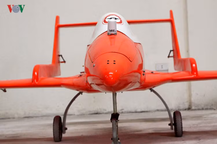 Máy bay không người lái UAV-X: là sản phẩm của Viện kỹ thuật Quân chủng Phòng không Không quân Việt Nam. UAV-X có chiều dài 2,5m, sải cánh 2,8m, vận tốc bay của nó đạt từ 250 - 350km/h, trần bay tối đa 8.000m, phạm vi hoạt động 100km. Máy bay không người lái UAV-X chủ yếu được sử dụng làm máy bay bia cho huấn luyện thực chiến phòng không cho những chiếc tiêm kích đa năng Su-30MK2. Nguồn ảnh: VOV.