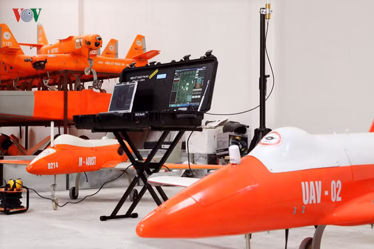 Tuy nhiên nhưng mục tiêu cuối cùng của Việt Nam vẫn là tự phát triển các hệ thống UAV trong nước. Quân đội ta hy vọng thông qua hợp tác để có thể tự nghiên cứu phát triển các hệ thống UAV tiên tiến, xây dựng những tổ hợp nghiên cứu chế tạo các loại UAV made in Việt Nam. Đồng thời mua máy bay không người lái tiên tiến của nước ngoài để trang bị cho quân đội, thực hiện phương châm “đi tắt đón đầu”. Nguồn ảnh: VOV.