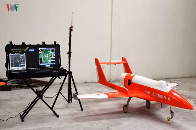 Hiện, Viện kỹ thuật Quân chủng Phòng không Không quân Việt Nam đang hoàn thiện các biến thể tiếp theo của loại máy bay không người lái UAV-X, bao gồm máy bay không người lái UAV-03, và UAV-04, mẫu UAV này mới chỉ được trang bị hệ thống dẫn đường quán tính, vận tốc hành trình của nó có thể đạt tới 0,85 M, phạm vi hoạt động cũng sẽ được mở rộng, có thể sửu dụng thực hiện nhiệm vụ giám sát, theo dõi chiến trường trên biển. Nguồn ảnh: VOV.