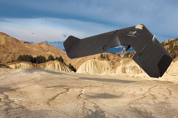 Máy bay không người lái Swinglet CAM sử dụng thiết kế cánh bằng, đầu cánh nhọn gấp lên phía trên, sải cánh 0,8m, trọng lượng 0,5kg, vận tốc bay có thể đạt 36km/h, cự ly điều khiển từ xa 1km, điều khiển bay bằng bàn điều khiển cầm tay. Đặc điểm nổi bật nhất của máy bay không người lái Swinglet CAM đó là mang theo máy ảnh kỹ thuật số có tính năng ưu việt IXUS 127HS của Công ty Sensefly sản xuất, tiêu cự 4,3mm, độ phân giải 16MP, khi chụp đang bay ở độ cao 100m độ phân giải mặt đất có thể đạt tới 3cm. Nguồn ảnh: TheCoolist.