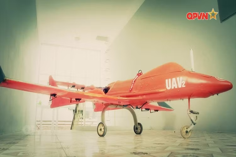 Những năm gần đây, Quân đội Nhân dân Việt Nam không ngừng gia tăng đầu tư cho lĩnh vực nghiên cứu máy bay không người lái (UAV), nỗ lực phát triển máy bay không người lái thông qua nhiều kênh khác nhau nhằm nâng cao năng lực tác chiến của quân đội, phục vụ đắc lực cho nhiệm vụ xây dựng và bảo vệ Tổ quốc. Nguồn ảnh: QPVN.