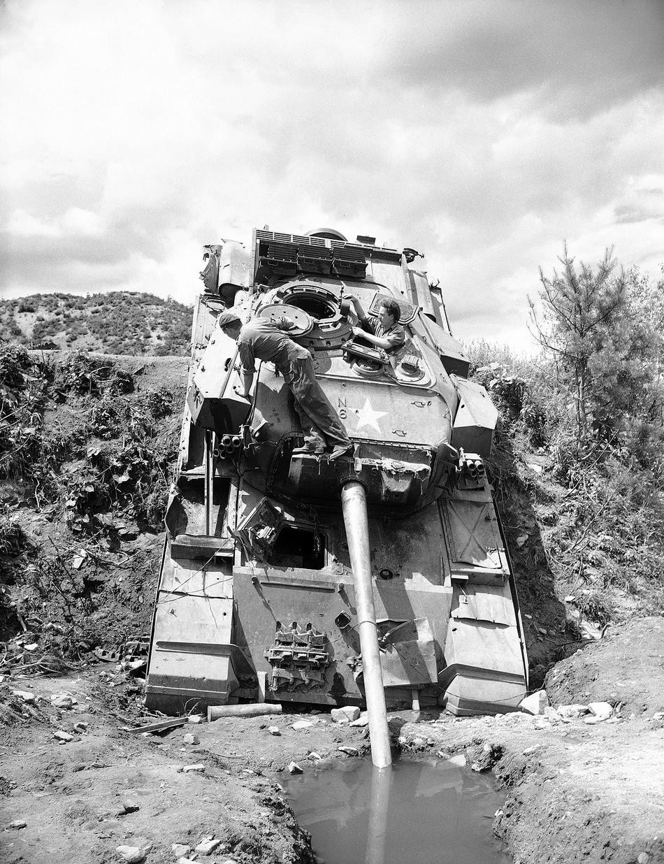 Hình ảnh một chiếc xe tăng của liên quân do Mỹ đứng đầu gặp nạn trên đường hành quân. Tham gia cùng Mỹ trong Chiến tranh Triều Tiên có đến 20 quốc gia khác đa phần trong số đó chỉ tham gia các hoạt động hậu cần. Nguồn ảnh: Foto.