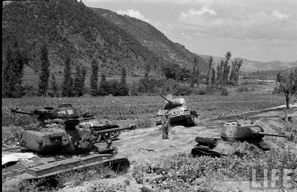 Xe tăng T-34/85 của Triều Tiên được Liên Xô viện trợ bị Liên quân Mỹ và Hàn Quốc bắn hạ. Nguồn ảnh: Foto.