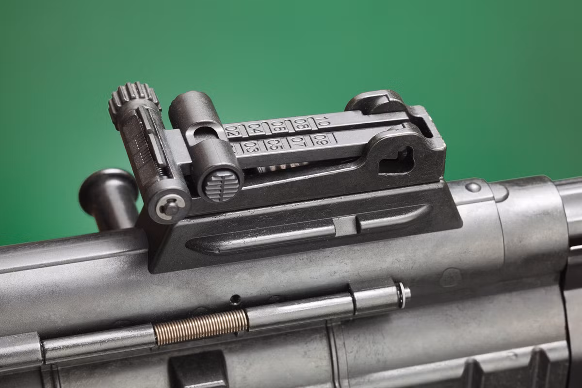 Với yêu cầu làm sao có một vũ khí vừa mang những đặc tính chiến đấu của cả súng trường và súng tiểu liên để trang bị cho người lính. Trên cơ sở đó súng trường StG-44 ra đời. Đây được coi là cuộc cách mạng về vũ khí trang bị cho người lính. Trong ảnh là thước ngắm cơ khí của súng. Nguồn ảnh: cheaperthandirt