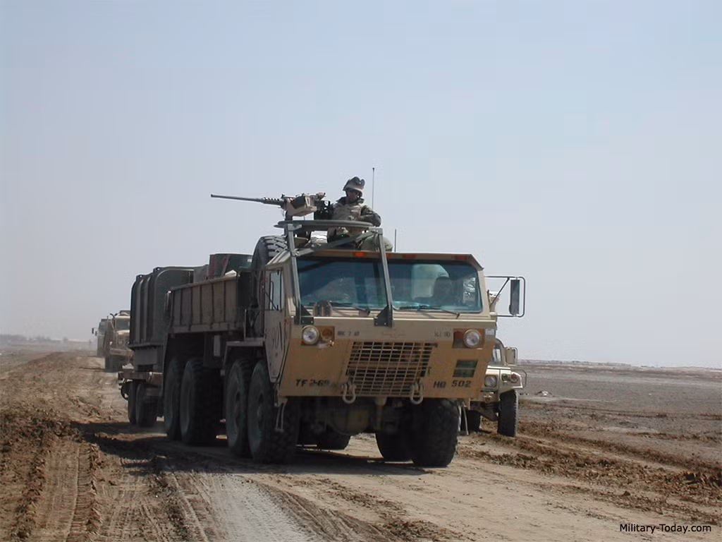 HEMTT có cấu hình 8x8 bánh, tải trọng tối đa 10 tấn. Cabin xe được bọc thép, nóc xe có thể lắp thêm vũ khí tự vệ. HEMTT được trang bị động cơ công suất 450 mã lực, tốc độ tối đa 100 km/h, dự trữ hành trình 640 km. Xe là một trong những trụ cột của lực lượng hậu cần Thủy quân lục chiến Mỹ. Ảnh: Military Today