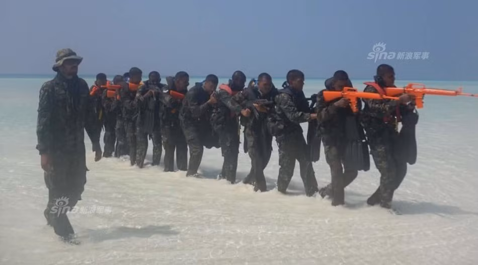 Những binh sĩ phải sử dụng súng nhựa khi huấn luyện rõ ràng có bất lợi so với đồng nghiệp dùng súng AK-47 thật. Nguồn ảnh: Sina