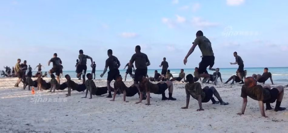 Các binh sĩ thực hiện bài tập huấn luyện thể lực trên bãi biển. Quân đội Ấn Độ được đánh giá là một trong những quân đội có quy mô lực lượng và trang bị hàng đầu khu vực châu Á. Nguồn ảnh: Sina