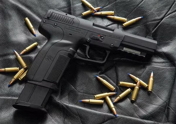 Tuy nhiên súng lại có một băng đạn tiêu chuẩn lên tới 20 viên. Súng cũng được thiết kế với băng đạn 10 viên và 30 viên sử dụng trong những trường hợp đặc biệt. Trong hình là loại đạn xuyên giáp với đầu nhọn đặc trưng. Nguồn ảnh: Mobile