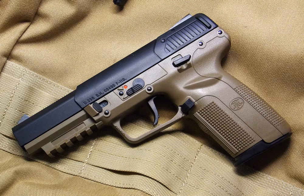 Mặt khác thiết kế của súng ứng dụng những vật liệu tiến tiến vào chế tạo giúp cho nó có trọng lượng rất nhẹ, chỉ 610g khi không đạn và khi nạp đầy đạn súng cũng chỉ có trọng lượng 744g, khá nhẹ so với hầu hết các loại súng ngắn hiện nay. Nguồn ảnh: kakougetuen