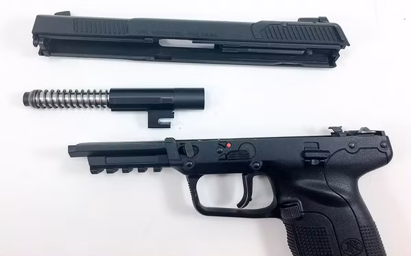 Súng có thể nhanh chóng tháo rời thành ba cụm thành phần chính giúp cho việc lau chùi được khá dễ dàng. Nguồn ảnh