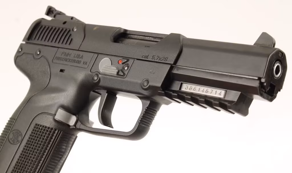 Dòng súng ngắn nổi tiếng FN Five-seven ra đời ứng dụng ngay những tính năng đặc biệt của loại đạn xuyên giáp này, biến chúng thành khẩu súng ngắn có khả năng xuyên giáp được coi là hàng đầu hiện nay. Nguồn ảnh: iCollector