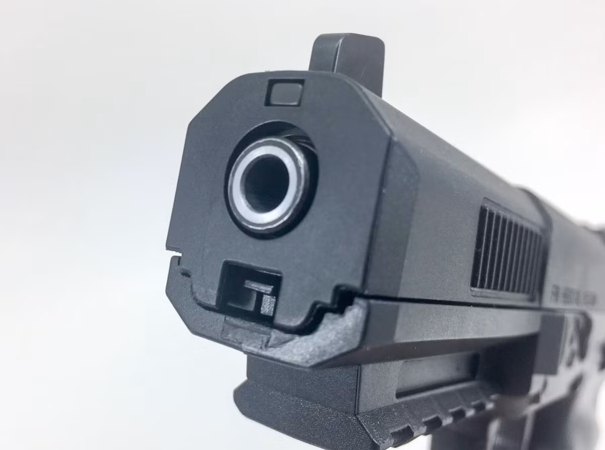 Thiết kế chủ yếu bằng vật liệu polymer cao phân tử, nòng và những bộ phận quan trọng được thiết kế bằng hợp kim để tăng tuổi thọ và tính năng chiến đấu. Nguồn ảnh: My gun