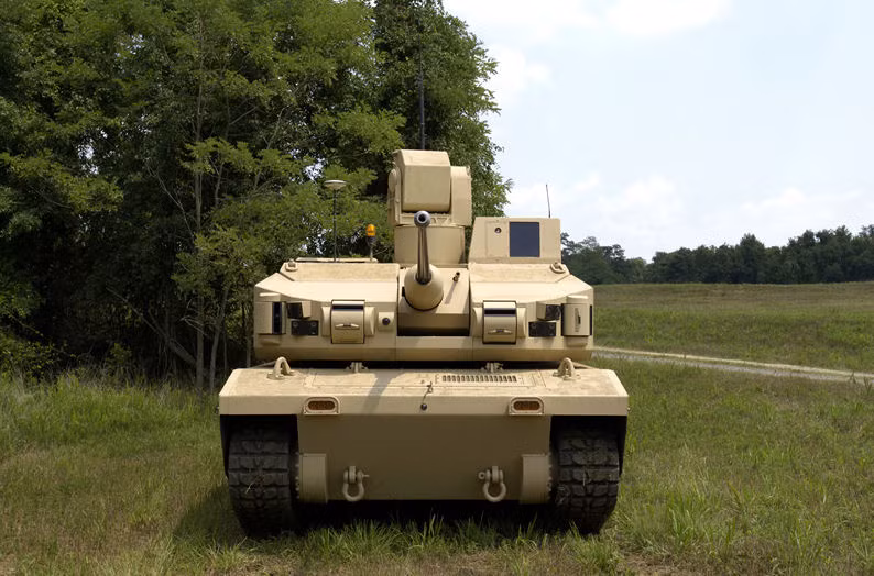 Về trang bị vũ khí, xe được trang bị pháo bắn nhanh cỡ nòng 30mm có thể bắn nhiều loại đạn khác nhau trong đó có đạn xuyên giáp. Ngoài ra khi cần thiết xe hoàn toàn có thể trang bị thêm các vũ khí mạnh mẽ khác như tên lửa diệt tăng hoặc tên lửa phòng không tầm thấp. Nguồn ảnh: GlobalSecurity