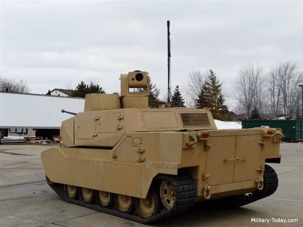 Phát triển thiết bị không người lái cơ động trên chiến trường là xu hướng mới diễn ra trong một hai thập kỷ gần đây. Sau khi máy bay bay không người lái trở thành một trong những vũ khí sát thủ lạnh lùng nguy hiểm, thì việc phát triển các phương tiện chiến đấu không người lái mặt đất sẽ là bước kế tiếp. Nga liên tục trình làng các thiết bị này khiến Mỹ và Phương Tây cũng đứng ngồi không yên trong cuộc đua này. Nguồn ảnh Military Today.