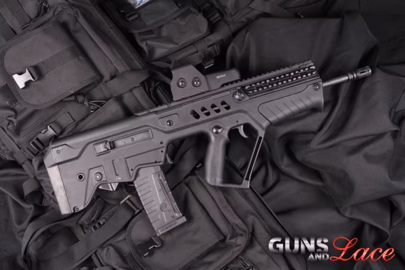 CTAR-21 không có tay cầm cách biệt, tất cả các linh kiện được đặt trong thân súng vốn là một khối nhựa tổng hợp có thể chịu áp lực cao và được gia cố bằng thép ở những chỗ cần thiết. Súng có thể tháo ra để làm sạch bằng cách mở phần đuôi báng súng ra và kéo các linh kiện bên trong ra. Các phụ kiện có thể được gắn vào và tháo ra một cách dễ dàng với các bản lề có sẵn trên thân súng. Nguồn ảnh: Guns and Lace