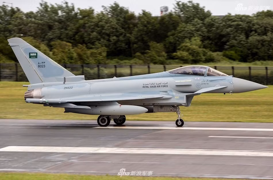 Typhoon là chiếc máy bay rất nhanh nhẹn và linh hoạt ở cả tốc độ cao lẫn thấp. Máy bay được trang bị hệ thống điều khiển bay "fly-by-wire" kỹ thuật số cùng thiết kế khí động học ưu việt giúp máy bay có khả năng cơ động rất tốt trong phạm vi hẹp. Ảnh: Sina.