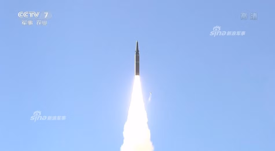 Tên lửa DF-21C lao vút lên bầu trời. Đây là những lần hiếm hoi truyền thông nhà nước Trung Quốc khoe hình ảnh thử nghiệm tên lửa đạn đạo. Ảnh: CCTV7.