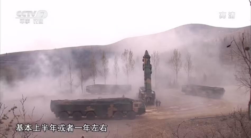 Tên lửa đạn đạo DF-21C được dẫn hướng đến mục tiêu kết hợp quán tính kết hợp thiết bị đầu cuối chẳng hạn như radar, bán kính lệch mục tiêu ước tính 100-300 m với phiên bản thông thường, 10 m với phiên bản chống hạm, tuy nhiên con số này chưa được xác định. Ảnh: CCTV7.