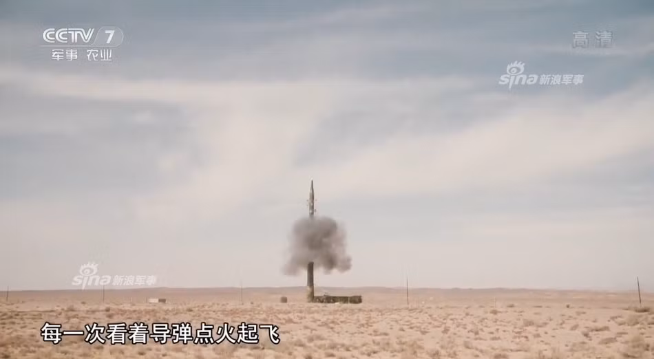 Tên lửa DF-21C rời bệ phóng trong một thử nghiệm. Truyền thông Trung Quốc không công bố thời gian và địa điểm thử nghiệm. Ảnh: CCTV7.