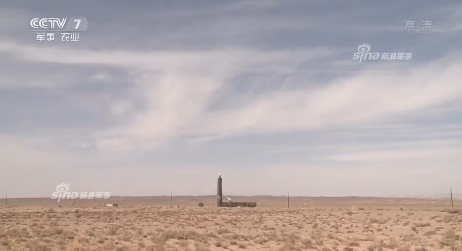 Tên lửa được đưa ra khỏi ống phóng bằng công nghệ phóng lạnh, các rocket nhỏ sẽ đẩy tên lửa ra khỏi ống phóng, sau đó động cơ chính sẽ được kích hoạt để hành trình đến mục tiêu. Ảnh: CCTV7.