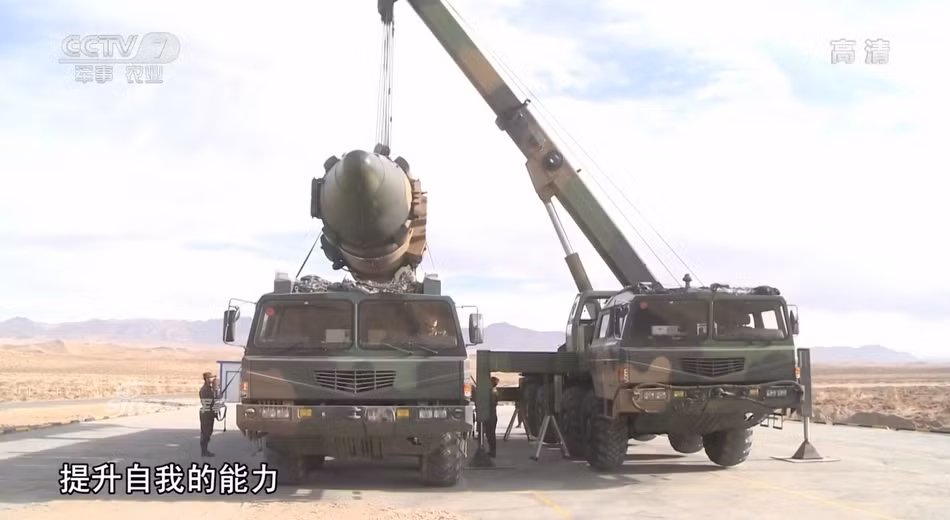 Tên lửa được bố trí sẵn trong ống phóng kiêm container bảo quản nên việc lắp đặt và tái nạp tên lửa mới khá nhanh chóng và thuận tiện. Phương tiện chuyên chở có tính việt dã cao, đem lại khả năng cơ động chiến thuật tốt. Ảnh: CCTV7.