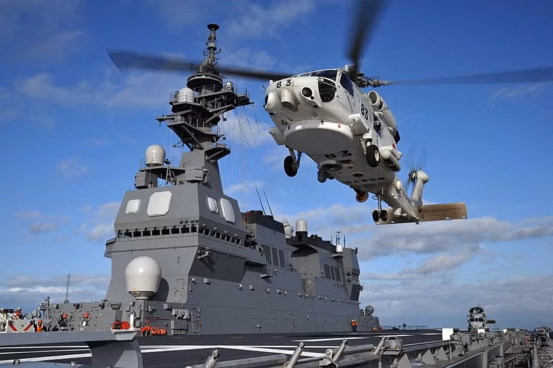 H-60 có thể chống ngầm, vận tải hàng hóa, cứu hộ. Trực thăng có thể vũ trang ngư lôi Mk46, hay ngư lôi Type-74 hoặc Type-12 của Nhật Bản. Nó cũng có thể lắp tên lửa Hellfire và một số vũ khí khác. Ảnh: Bộ Quốc phòng Nhật Bản.