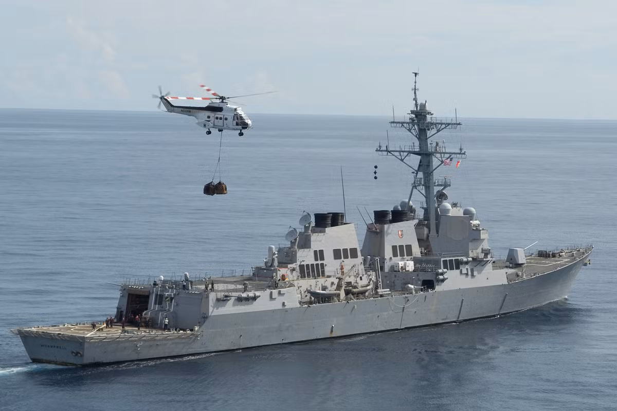 Super Puma chủ yếu sử dụng cho nhiệm vụ vận tải hàng hóa, cứu hộ và một số hoạt động không chiến đấu khác. Ảnh: Hải quân Mỹ.