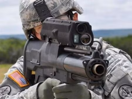 Súng sử dụng loại lựu đạn kích cỡ 25 x 40mm trong băng đạn 6 viên, sơ tốc đầu nòng đạt 210m/s. Tầm bắn hiệu quả của súng ở khoảng cách từ 500 - 700m. Tầm bắn xa nhất lên tới 1.000m. Nguồn ảnh: Tomsguide