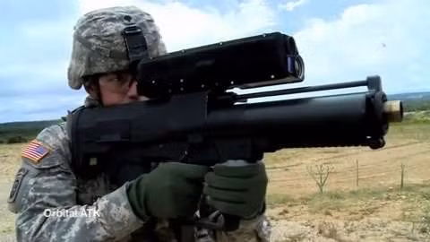 Súng phóng lựu XM25 sử dụng cơ chế nạp đạn bằng khí nén với thoi nạp đạn xoay tương tự như kiểu hoạt động trên các súng trường ngày nay. Nguồn ảnh: Military