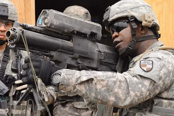 Chiều dài súng 749mm, súng sử dụng nhiều vật liệu polymer cao phân tử vào chế tạo thân súng, một số vị trí trọng yếu được gia cố bằng thép để tăng độ bền và tính năng chiến đấu. Nguồn ảnh: Military