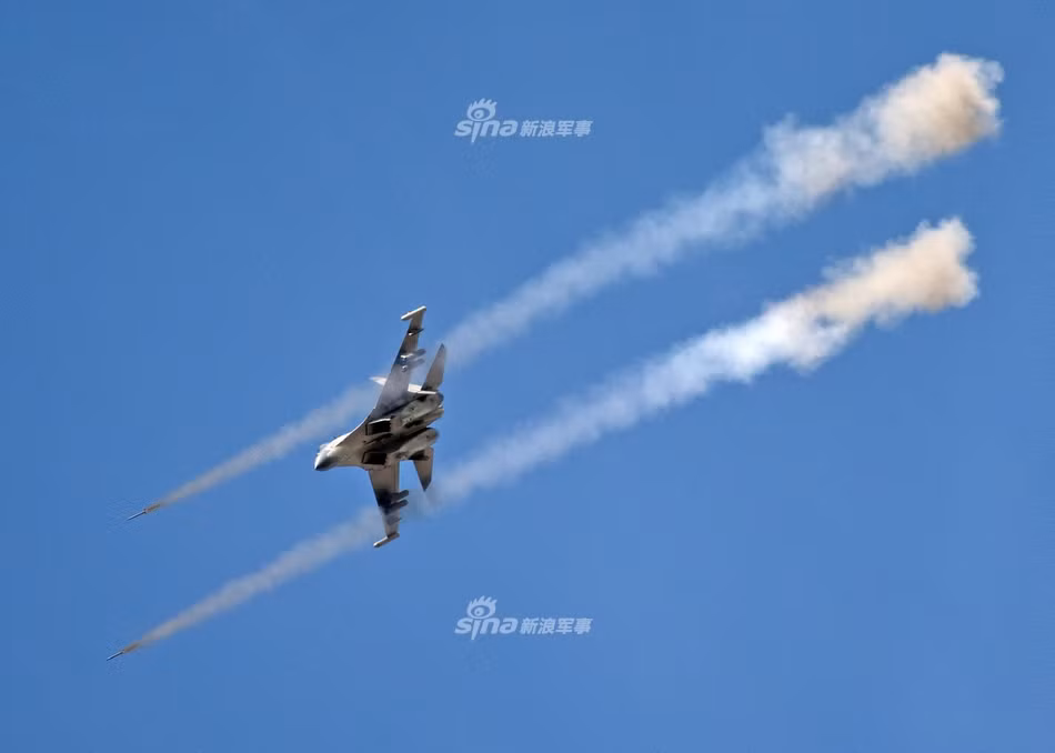 Trong khuôn khổ của Aviadraft 2017, các máy bay tham gia sẽ phải thực hiện các bài thi cơ động trên không, cơ động né tránh tên lửa, tấn công mục tiêu mặt đất, tấn công các mục tiêu bay của đối phương,... Nguồn ảnh: Sina.