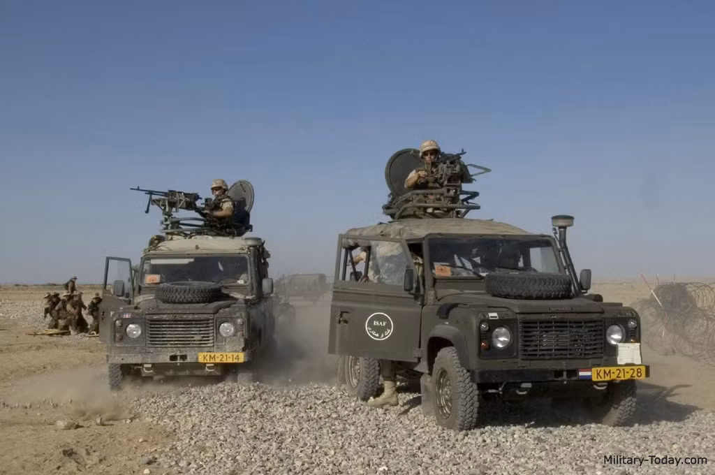 Land Rover Defence của Anh được xếp thứ 2 trong danh sách. Dòng xe này được chế tạo vào những năm 1990. Ban đầu nó được chế tạo cho mục đích thương mại, nhưng nhờ khả năng off-road rất tốt nó được ứng dụng cho nhiệm vụ quân sự. Nhà sản xuất thêm chữ Defence vào để tránh nhầm lẫn với các phiên bản dân sự. Ảnh: Military Today.