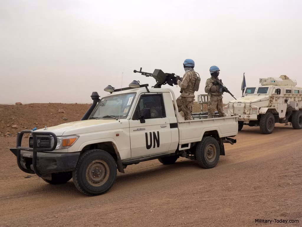 Toyota Land Cruise, Nhật Bản. Nó không phải là chiếc xe được chế tạo từ đầu cho mục đích quân sự mà là dòng xe bán tải phục vụ thương mại. Tuy nhiên, dòng xe này cho thấy khả năng off-road rất tốt nên được nhiều lực lượng quân đội dùng cho mục đích quân sự, đặc biệt là ở khu vực Trung Đông. Ảnh: Military Today.