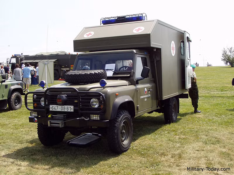 Land Rover rất đa năng có thể sử dụng cho nhiệm vụ chở quân, làm khung gầm lắp vũ khí hạng nhẹ, trạm thông tin lưu động, cấu hình cho nhiệm vụ cứu thương và các nhiệm vụ khác. Xe có chiều dài 4,5 m, rộng 1,79 m, cao 2,03 m, trọng lượng chiến đấu 1,6 tấn, tốc độ tối đa tới 160 km/h. Ảnh: Military Today.