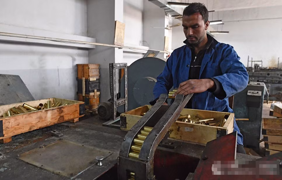 Dây chuyển sản xuất vỏ đạn tại xưởng trên.