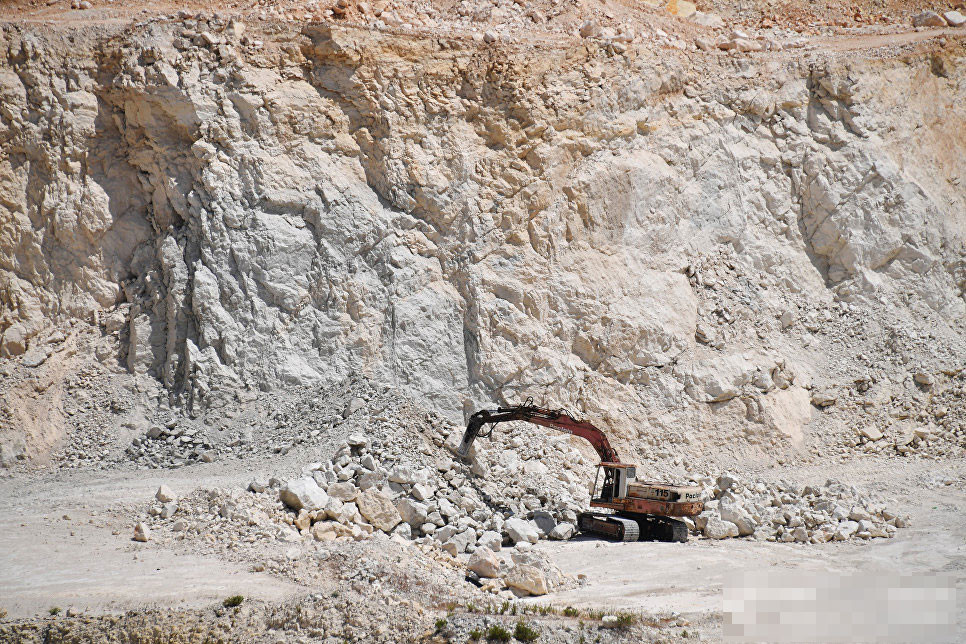 Khai thác bazan tại một mỏ ở thành phố Tartous.