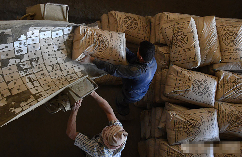 Các bao xi măng thành phẩm tại một nhà máy ở ngoại ô thành phố Tartous.