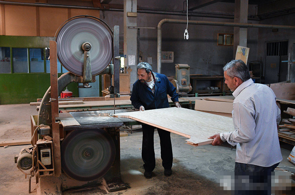 Một xưởng mộc ở Syria đang hoạt động.