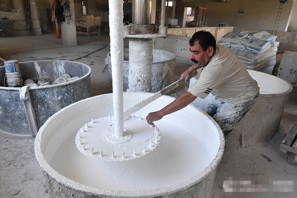 Công nhân tại nhà máy sản xuất sơn.