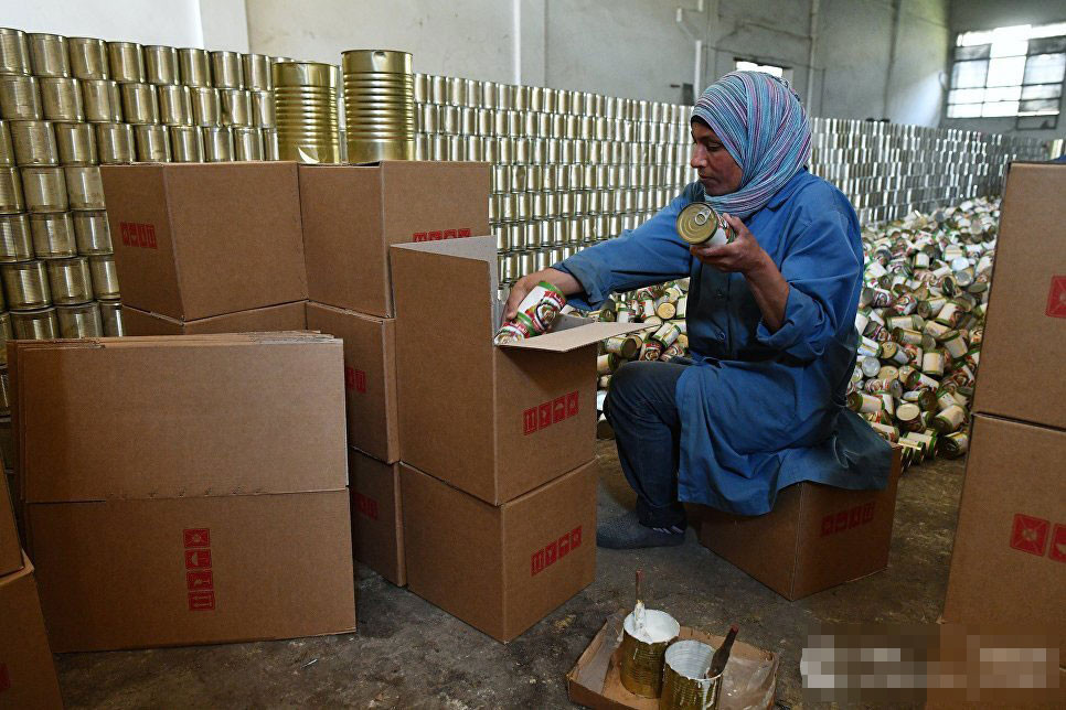 Công nhân đang đóng hàng là những đồ ăn đóng hộp.