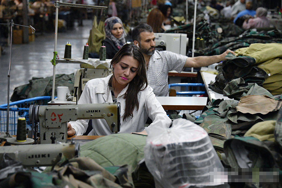 Ngoài ra, với việc chịu tổn hại nhiều binh sĩ, nhiều năm qua, Quân đội Syria vẫn luôn tích cực tuyển thêm tân binh. Đi đôi với việc đó là cần phải đảm bảo về quân trang.