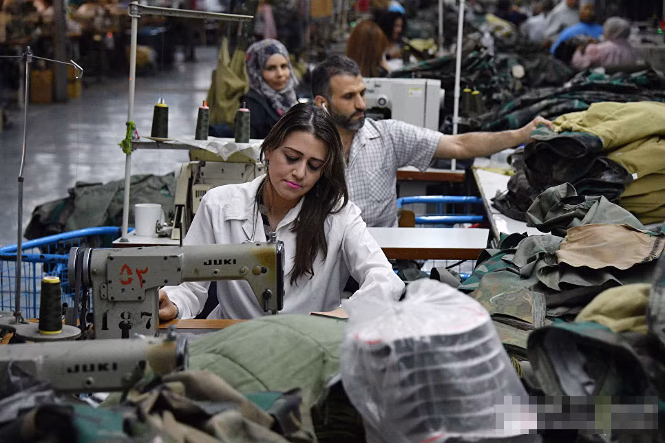 Ngoài ra, với việc chịu tổn hại nhiều binh sĩ, nhiều năm qua, Quân đội Syria vẫn luôn tích cực tuyển thêm tân binh. Đi đôi với việc đó là cần phải đảm bảo về quân trang.