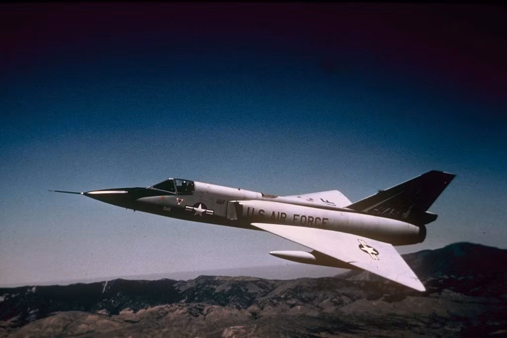  Tiêm kích đánh chặn F-106 Delta Dart được giới thiệu vào năm 1959. Đã có 340 chiếc được sản xuất phục vụ trong biên chế Không quân Mỹ. Nguồn ảnh: Pinterest