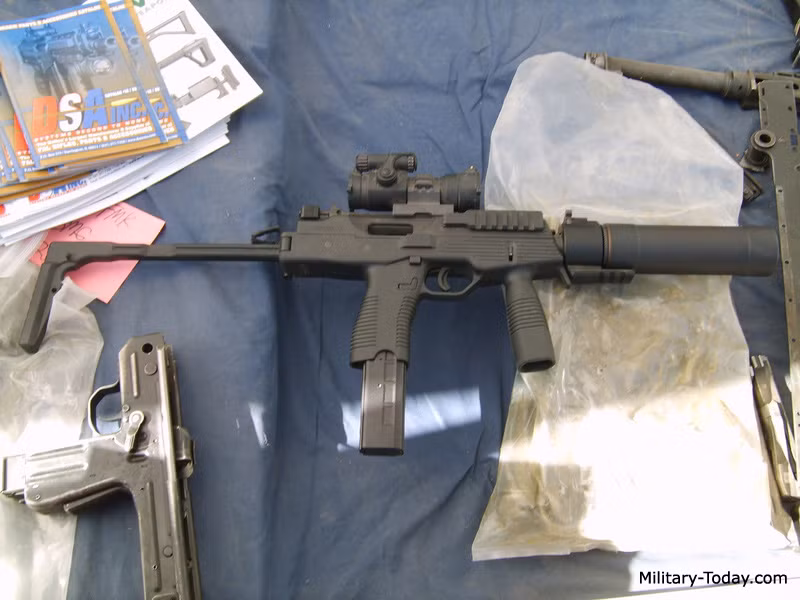 Súng sử dụng vật liệu polymer cao phân tử vào chế tạo, nên trọng lượng khá nhẹ chỉ khoảng 1,4kg, chiều dài khi mở báng 523mm và khi gập báng chỉ còn 303mm. Súng sử dụng ba loại đạn 9×19mm; 6.5x25mm CBJ và 11.43×23mm (.45 ACP). Súng có tốc độ bắn 900 viên/phút, tầm bắn hiệu quả 100m. Nguồn ảnh: Military Today