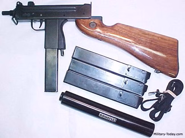 MAC-10 có khối lượng cơ bản 2,84 kg; chiều dài 584 mm khi mở báng và 269 mm khi gập báng; nòng súng dài 146 mm. MAC-10 sử dụng hai loại đạn tiểu liên chính: .45 ACP và 9 x 19 mm Parabellum. Tốc độ bắn của súng đạt 1.090 viên/phút đối với đạn .45 ACP và 1.250 viên/phút đối với đạn 9 mm. Nguồn ảnh: Military Today.