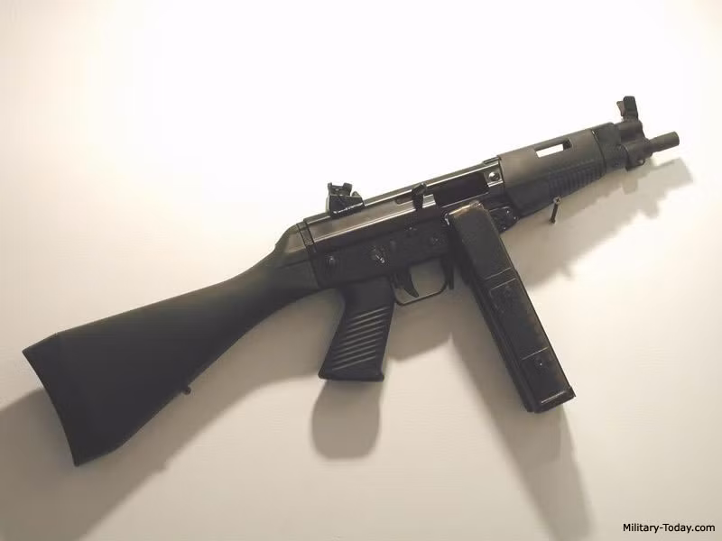 SAF sử dụng cơ chế nạp blowback và bắn với bolt đóng. Súng được phát triển dựa trên khẩu súng sturmgewehr SIG SG 540 của Thụy Sĩ. Thân và vòng bảo vệ cò súng được làm bằng thép, trong khi cò và tay cầm được làm bằng nhựa tổng hợp. Nút khóa an toàn cũng là nút chọn chế độ bắn nằm ở cả hai bên thân súng phía trên tay cầm với 4 chế độ là an toàn, từng viên, ba viên và tự động. Nguồn ảnh: Military Today