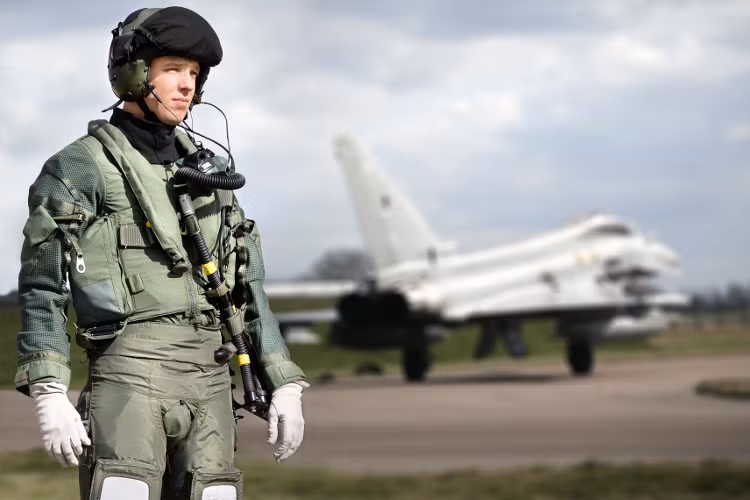 Các bộ đồ bay của phi công lái chiến đấu cơ tiêm kích của quân đội các nước trên thế giới thường có cấu tạo khá giống nhau, trong đó phần trên các phi công sẽ mặc một chiếc áo giống với loại áo gi-lê với nhiều túi chứa đồ và áo phao. Nguồn ảnh: Military.