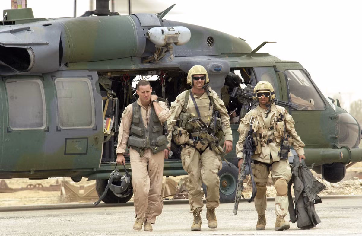 Thêm vào dó, phần lớn các loại trực thăng chiến đấu trên thế giới ngày nay đều không có ghế phóng thoát hiểm nên các phi công trực thăng sẽ không cần phải sử dụng các loại dây đai bảo hiểm buộc chằng chịt quanh người như các phi công lái tiêm kích. Nguồn ảnh: Commons