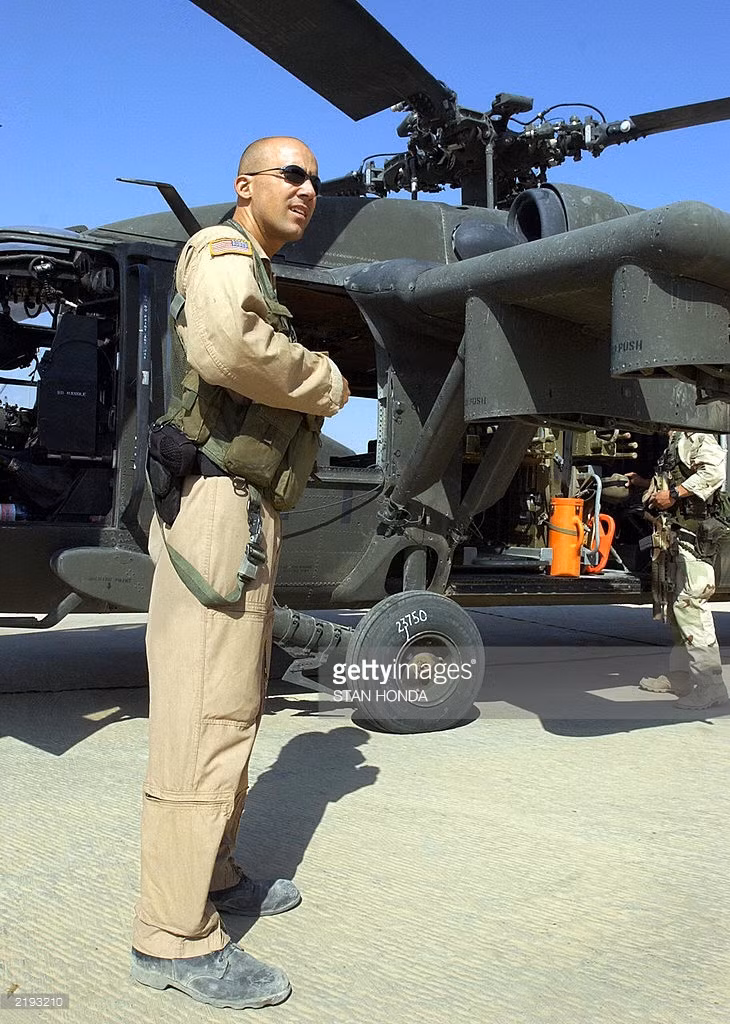 Sở dĩ như vậy đó là do tốc độ của các loại trực thăng chiến đấu thường không cao, chỉ khoảng vài trăm kilomets trên giờ thay vì vài nghìn kilomets trên giờ như các máy bay chiến đấu, vậy nên gia tốc mà các phi công lái trực thăng phải chịu thường không lớn. Đây cũng là một trong các nguyên do các phi công lái trực thăng thường có thể lực không tốt bằng các phi công lái tiêm kích chiến đấu. Nguồn ảnh: Gettyimg.